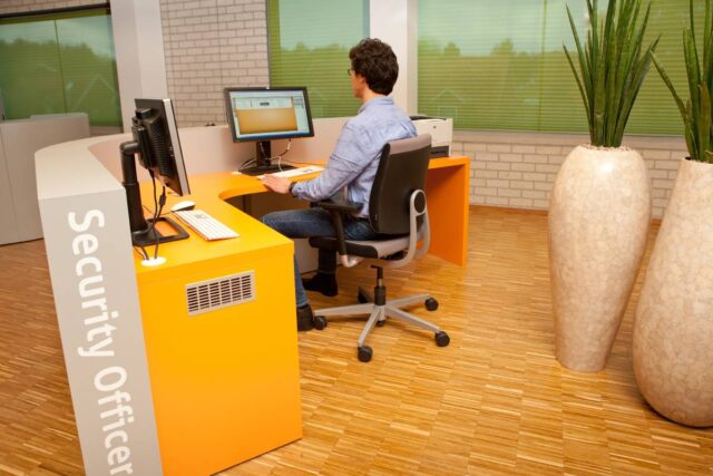 Receptionist die Nedap Access AtWork gebruikt om het kantoor veilig te houden.