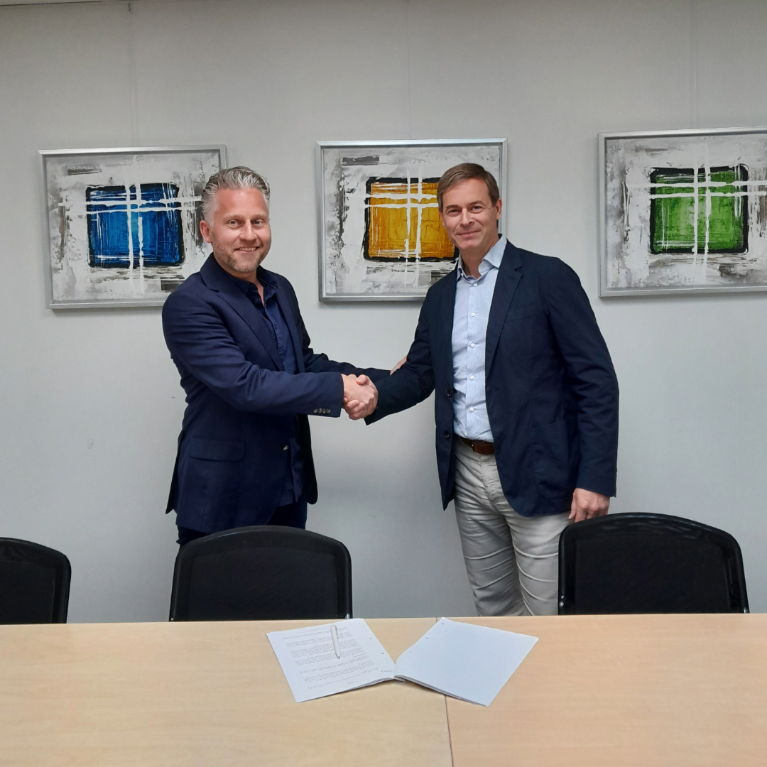 Roald van Capellen, areamanager bij iLOQ sluitsystemen en Henry Kappelhof, directeur van Lamson Security Systems bij het ondertekenen van de samenwerkingsovereenkomst.